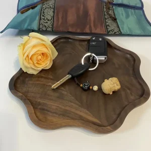 Bandeja Ergonómica de Madera de Nogal Negro para Servir con Elegancia