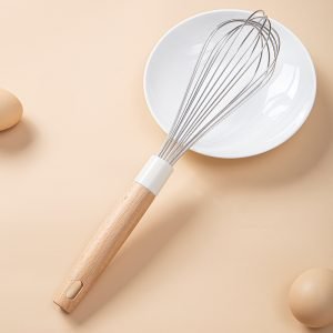 Batidor de Mano de Acero Inoxidable con Mango de Madera para una Cocina Eficiente y Elegante