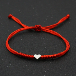 Pulsera hecha a mano de cordón rojo para celebrar el amor