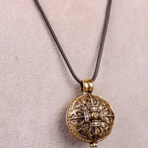 Collar de latón ligero con diseño elegante